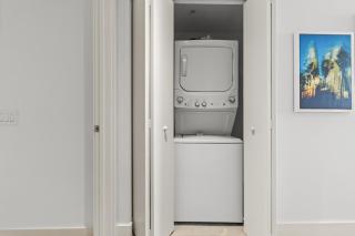 City Lights and Skyline Nights - High-Floor Stay in our Luxury Apartment - 3