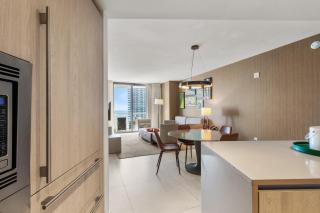 City Lights and Skyline Nights - High-Floor Stay in our Luxury Apartment - Hollywood - 1