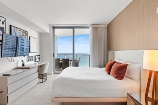 City Lights and Skyline Nights - High-Floor Stay in our Luxury Apartment - Hollywood - 9