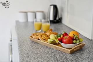 2 Bedroom Bungalow with Parking that Sleeps 6 - - 2
