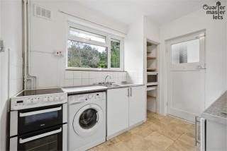 2 Bedroom Bungalow with Parking that Sleeps 6 - - 4