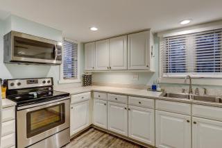 Nice large Pet Friendly 3 BR Townhome near Harbourtown Shops & Restaurants Sleeps 7 Big Kitchen - 9