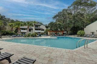 Nice large Pet Friendly 3 BR Townhome near Harbourtown Shops & Restaurants Sleeps 7 Big Kitchen - Hilton Head Island - 5