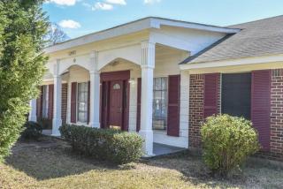 Classic Colonial Home near Main Street - Grand Bay - 4