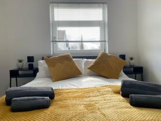 Central 3BR Apartment Spacious, Modern, Cozy - Belfast - 0