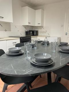 Central 3BR Apartment Spacious, Modern, Cozy - Belfast - 7