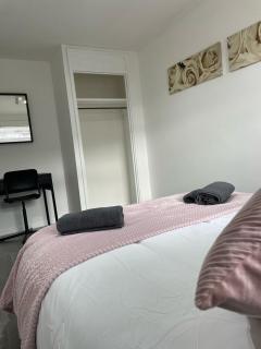Central 3BR Apartment Spacious, Modern, Cozy - Belfast - 1