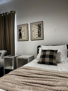 Modern & Comfortable 3BR Home, Sleeps 7, Fast Wi-Fi, & Nearby Pubs - 8