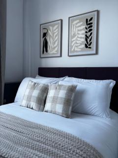 Modern & Comfortable 3BR Home, Sleeps 7, Fast Wi-Fi, & Nearby Pubs - 0