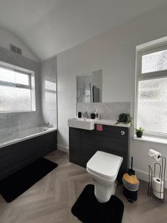 Stylish 3BR Home for 7 Guests with Hi Speed WiFi and Nearby Pubs - 3