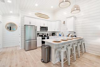 Brand New Luxury Rental on Oleander Unit D - 4