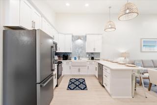 Brand New Luxury Rental on Oleander Unit H - 4