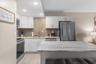 CONDO ON MUSIC ROW w PARKING, SLEEPS 6, POOL - Nashville - 1