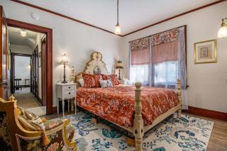 Classic 4BR Bowery Hill Gem Near Top Spots - Omaha - 3