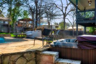 Luxury Zilker Home Pool Hot Tub and 2 Kitchens - 7