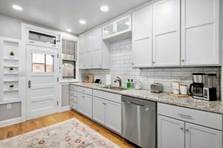 Elegant 3BR Oasis in Dundee Close to Downtown - Omaha - 6