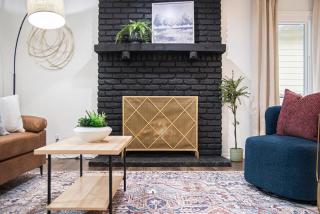 Cozy & Elegant Gem Fenced Yard BBQ & Games - 3