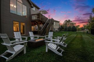 Stunning 5BR Villa Large Hot Tub & Scenic Yard - - 0