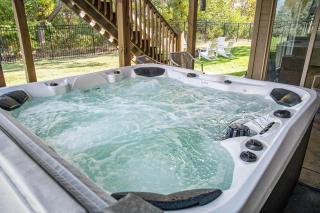 Stunning 5BR Villa Large Hot Tub & Scenic Yard - - 8
