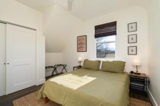 New Riverfront Home with Mtn Views - 4