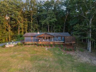 Honeybear Hideaways - Pet Friendly Cozy Cabin with Hot Tub, Fire Pit, and Game Room - Sevierville - 2