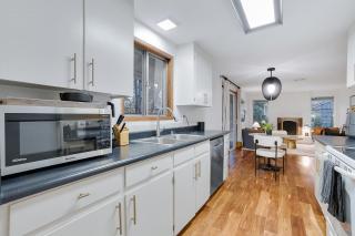 Spacious 3BR Getaway, Fenced Yard & Fireplace - Lake Oswego - 2