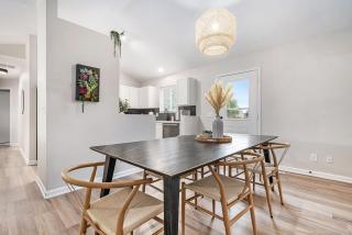 Elegant Escape-Fenced Yard BBQ & Cozy Fire Pit - Omaha - 9