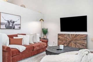 Elegant Escape-Fenced Yard BBQ & Cozy Fire Pit - Omaha - 8