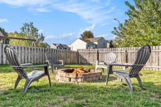 Elegant Escape-Fenced Yard BBQ & Cozy Fire Pit - Omaha - 0