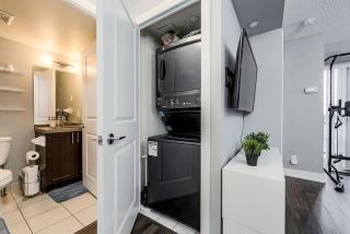 1 BDRM w pool Perfect location Free parking - Toronto - 7