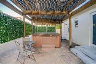 Cozy Retreat with Hot Tub & Workspace near Beaches - West Palm Beach - 6