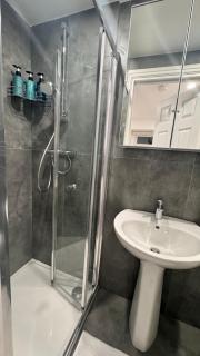 2 BR 2 BTH Deluxe Suite, Netflix Games, near Putney Station, Fulham and Wimbledon, ideal for business and relocator stays - Londra - 2