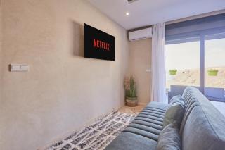 Amwaj Apt - Surf and Fun Beachfront Stay With Balcony - 2