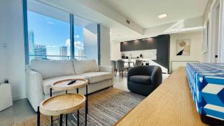 Rare Corner Unit Private Terrace & Sunset Views - Miami - 7