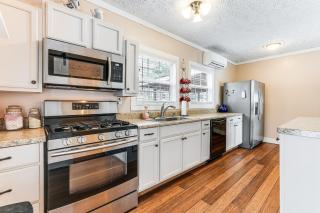 7 Mi to Lake Chatuge Creekside Cabin with Decks! - Elf - 2