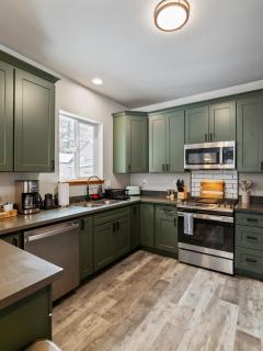 Sauna Hot Tub Cabin 7 Mins to Mt Rainier - 2