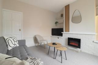 Yasmin's 2 Bed - Great for Workers and Groups with FREE Parking - Hosted by Stay Host Save - 5