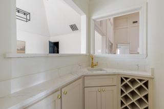 Stylish and spacious 3 bedroom house - - 2