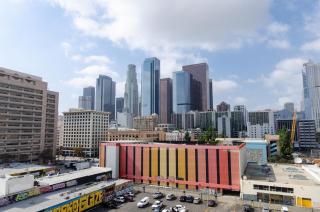 Lovely 3BR Apt With Balcony And Rooftop Pool Plus Views - 3