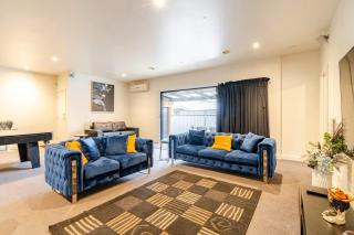 Huge 4BR Pool Table & 75" TV - 3