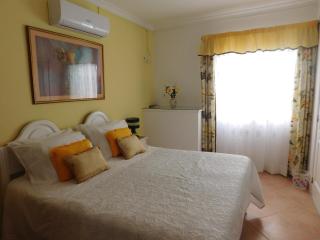 Dinas Guesthouse - Lagos - 4