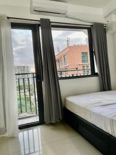 12 Minutes from Mall of Asia - Spacious Condo with Balcony & Hot Shower - Manila - 3