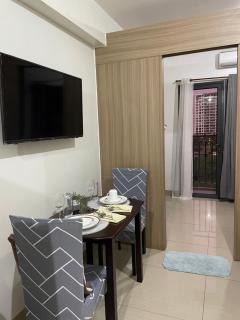 12 Minutes from Mall of Asia - Spacious Condo with Balcony & Hot Shower - Manila - 1