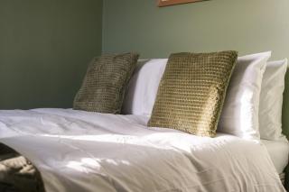 Modern 2 Bed Apartment in Hillsborough with FREE On-Street Parking - Hosted by Stay Host Save - 3