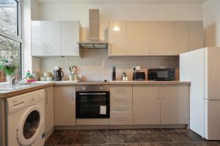 Modern 2 Bed Apartment in Hillsborough with FREE On-Street Parking - Hosted by Stay Host Save - 7