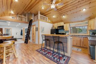 Cozy 3BR Cabin with Hot Tub on Nippersink Creek - 8