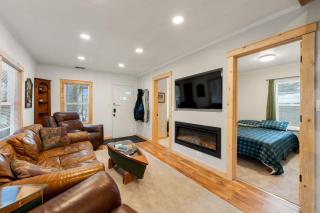 Cozy 3BR Cabin with Hot Tub on Nippersink Creek - 7