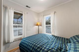 Cozy 3BR Cabin with Hot Tub on Nippersink Creek - 8