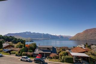Quiet Home with Stunning Lake & Mountain Views - Queenstown - 6