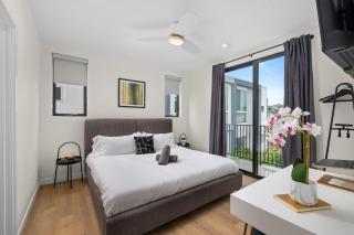 King Bed EVCharger Sleeps 8 Balcony Laundry - 0